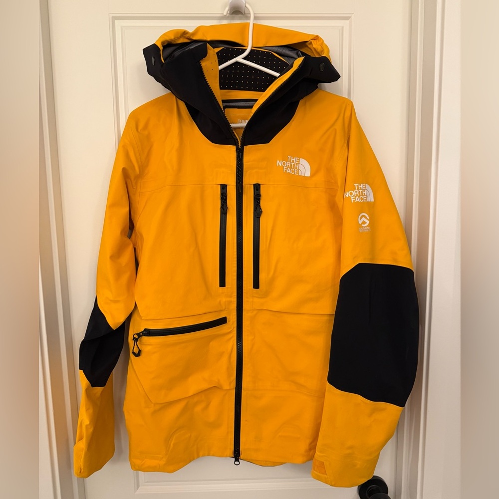 The North Face Summit Series L5 Futurelight Mens Mountaineering Ski Jacket Shell